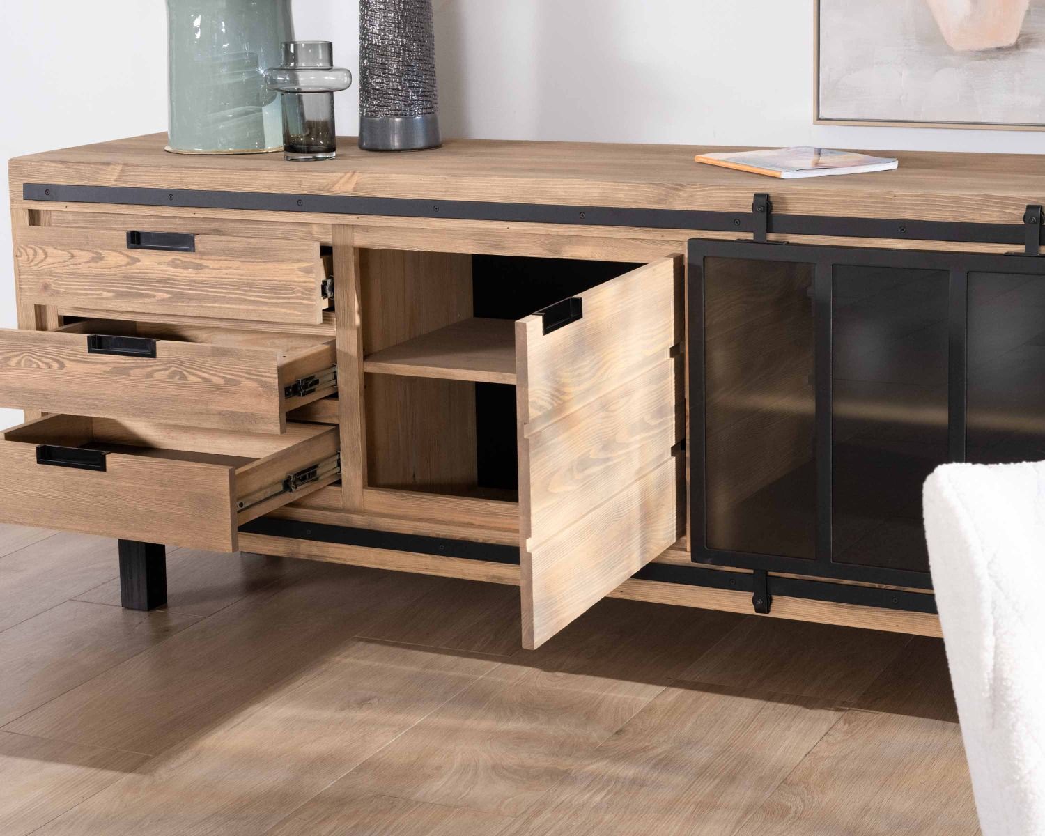Credenza in pino massiccio spazzolato da 200 cm con anta scorrevole in vetro fumé "Tolf