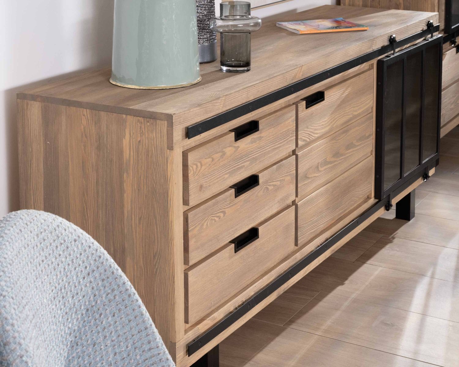 Credenza in pino massiccio spazzolato da 200 cm con anta scorrevole in vetro fumé "Tolf