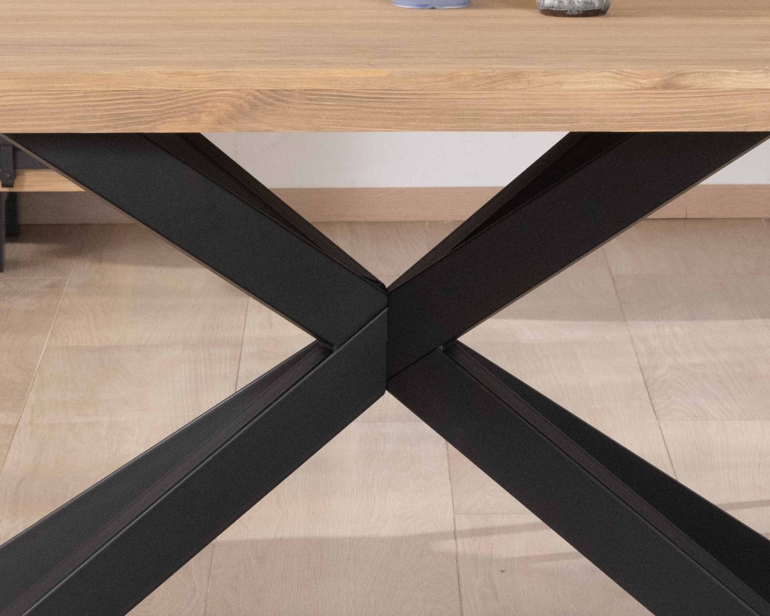 Tavolo da pranzo rettangolare "Tolf" da 180 cm in pino spazzolato con gambe Mikado in metallo nero