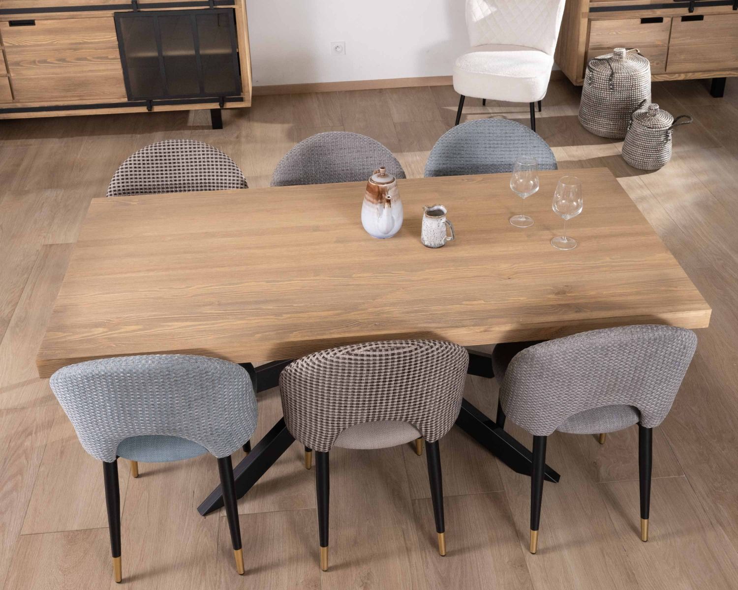 Tavolo da pranzo rettangolare "Tolf" da 180 cm in pino spazzolato con gambe Mikado in metallo nero