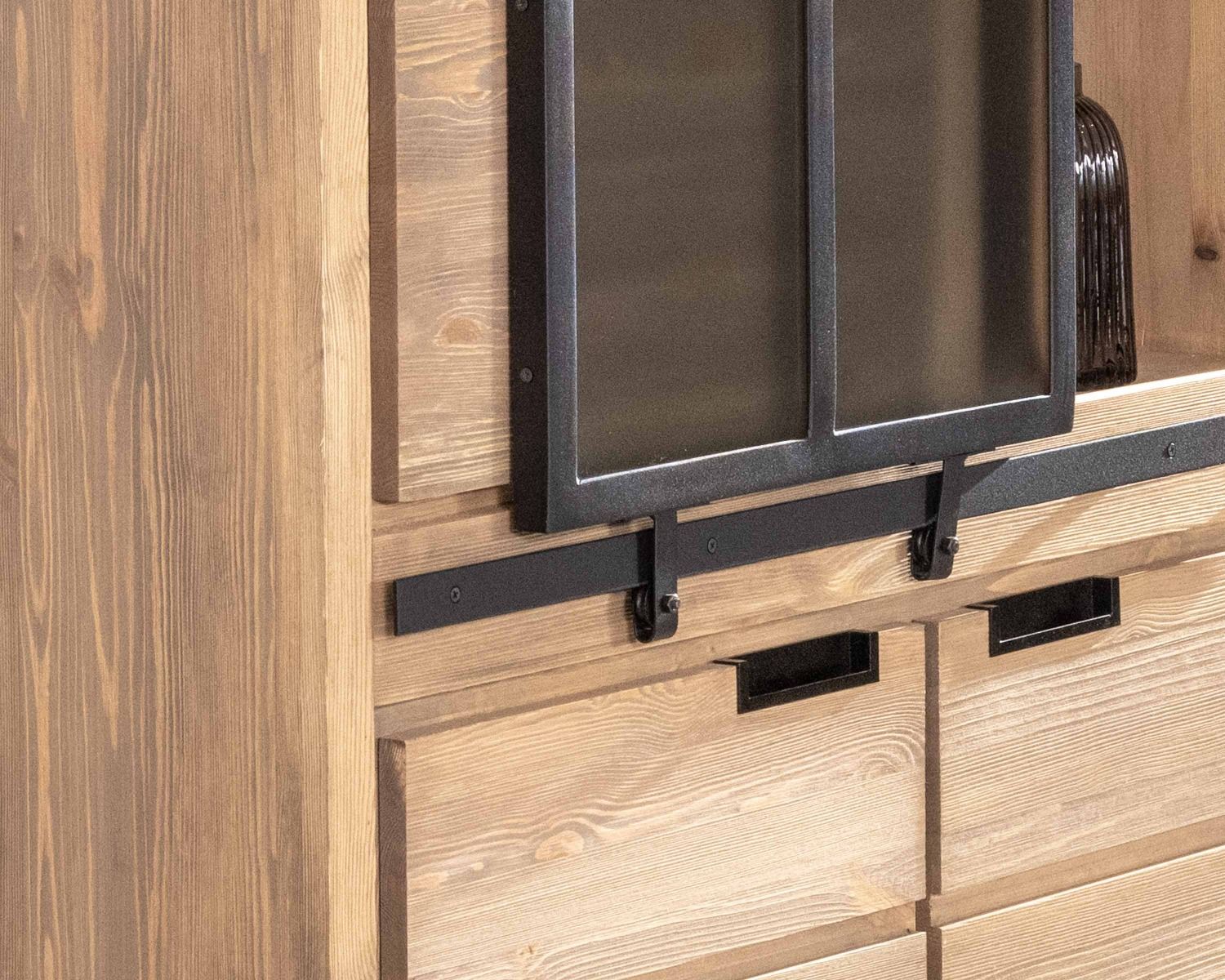 Vetrina "Tolf" in pino massiccio spazzolato con anta scorrevole in vetro