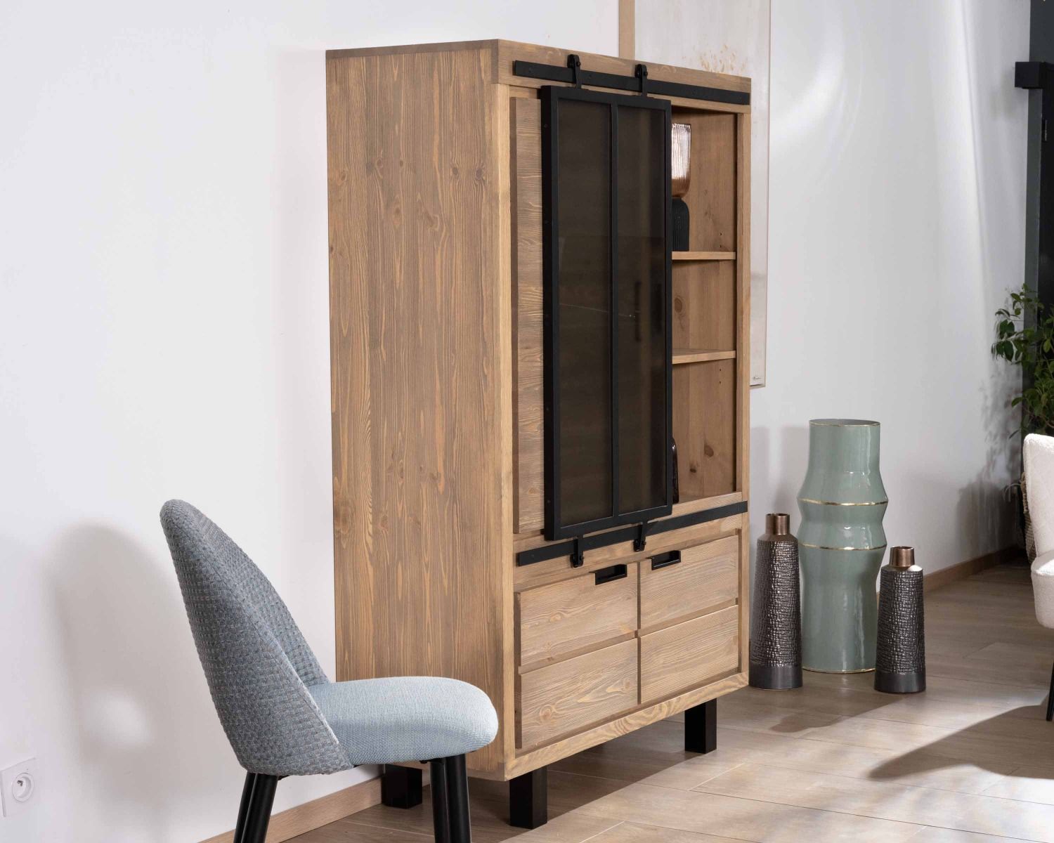 Vetrina "Tolf" in pino massiccio spazzolato con anta scorrevole in vetro