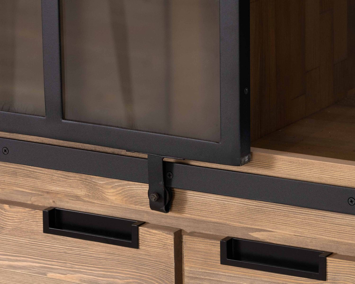 Vetrina "Tolf" in pino massiccio spazzolato con anta scorrevole in vetro