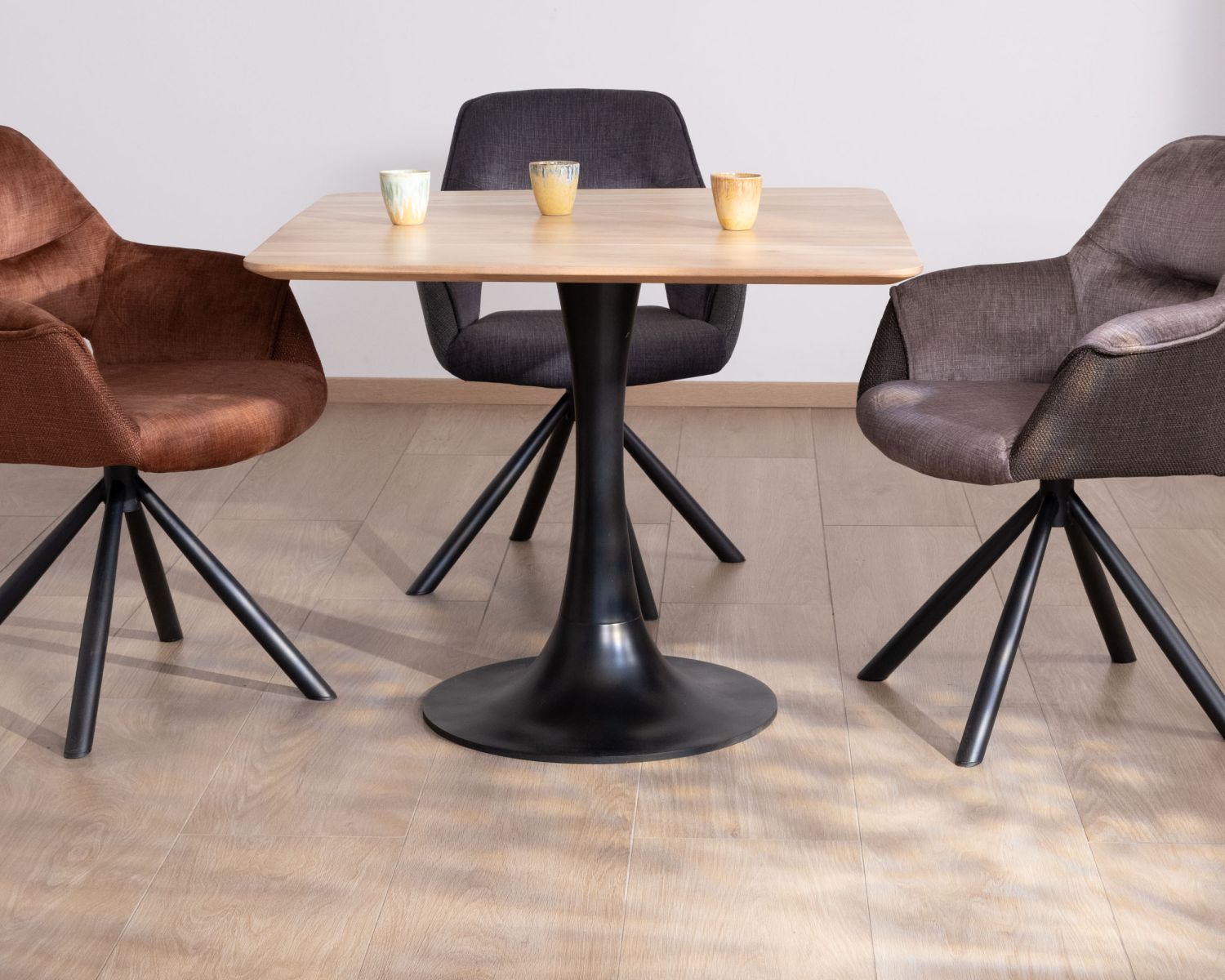 Tavolo quadrato da 90 cm in stile bistrot "Piccadilly" in acacia con gamba a tulipano in metallo