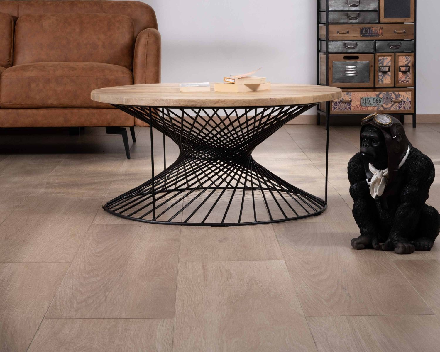 Tavolino rotondo in mango "Twist" con base in metallo ritorto