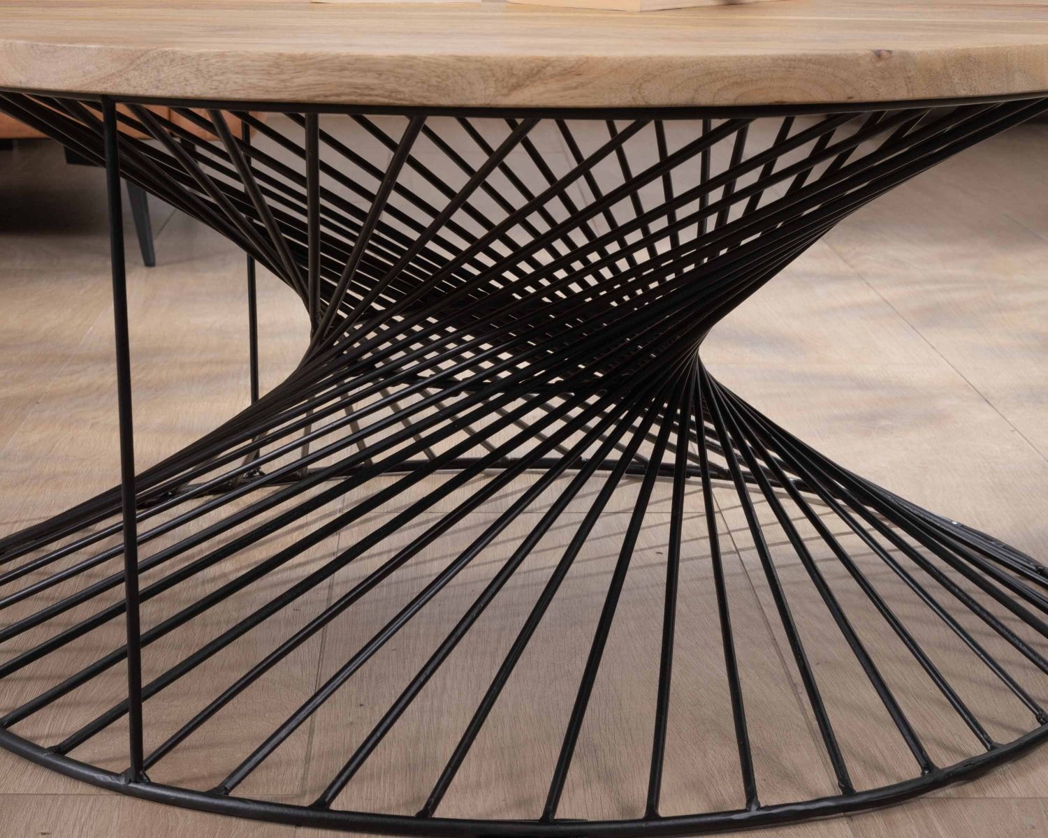 Tavolino rotondo in mango "Twist" con base in metallo ritorto