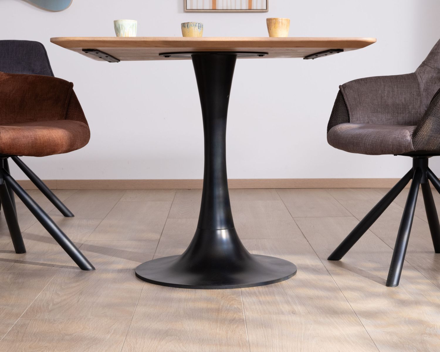 Tavolo quadrato da 90 cm in stile bistrot "Piccadilly" in acacia con gamba a tulipano in metallo