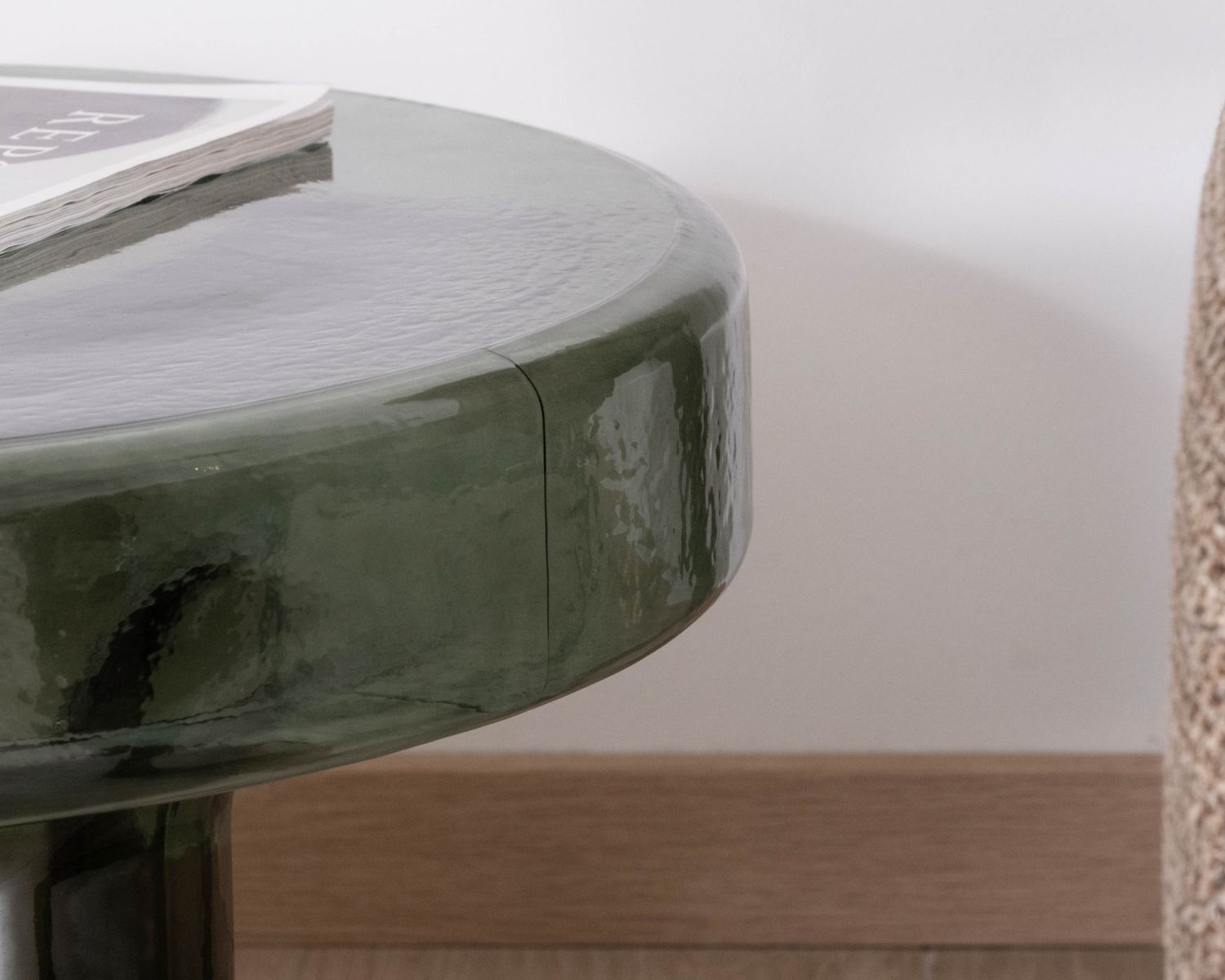 Tavolino da salotto rotondo di design in vetro colorato verde "Cyléa"