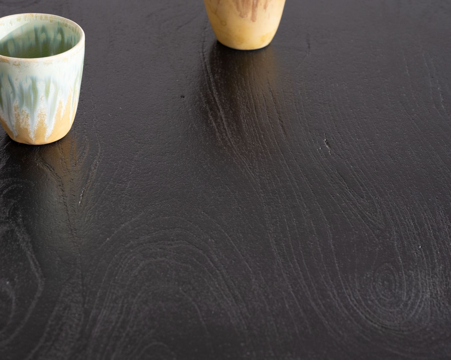 Tavolo rotondo "Piccadilly" in legno di mango nero con base a tulipano, diametro 70 cm