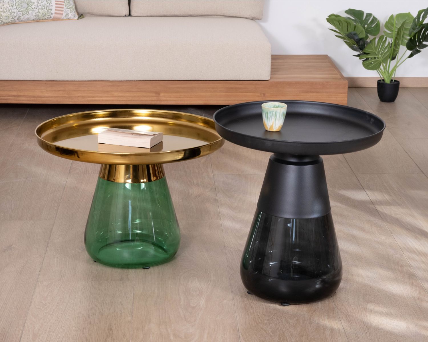 Set di due tavolini rotondi in vetro colorato con piani in metallo "Cyléa"