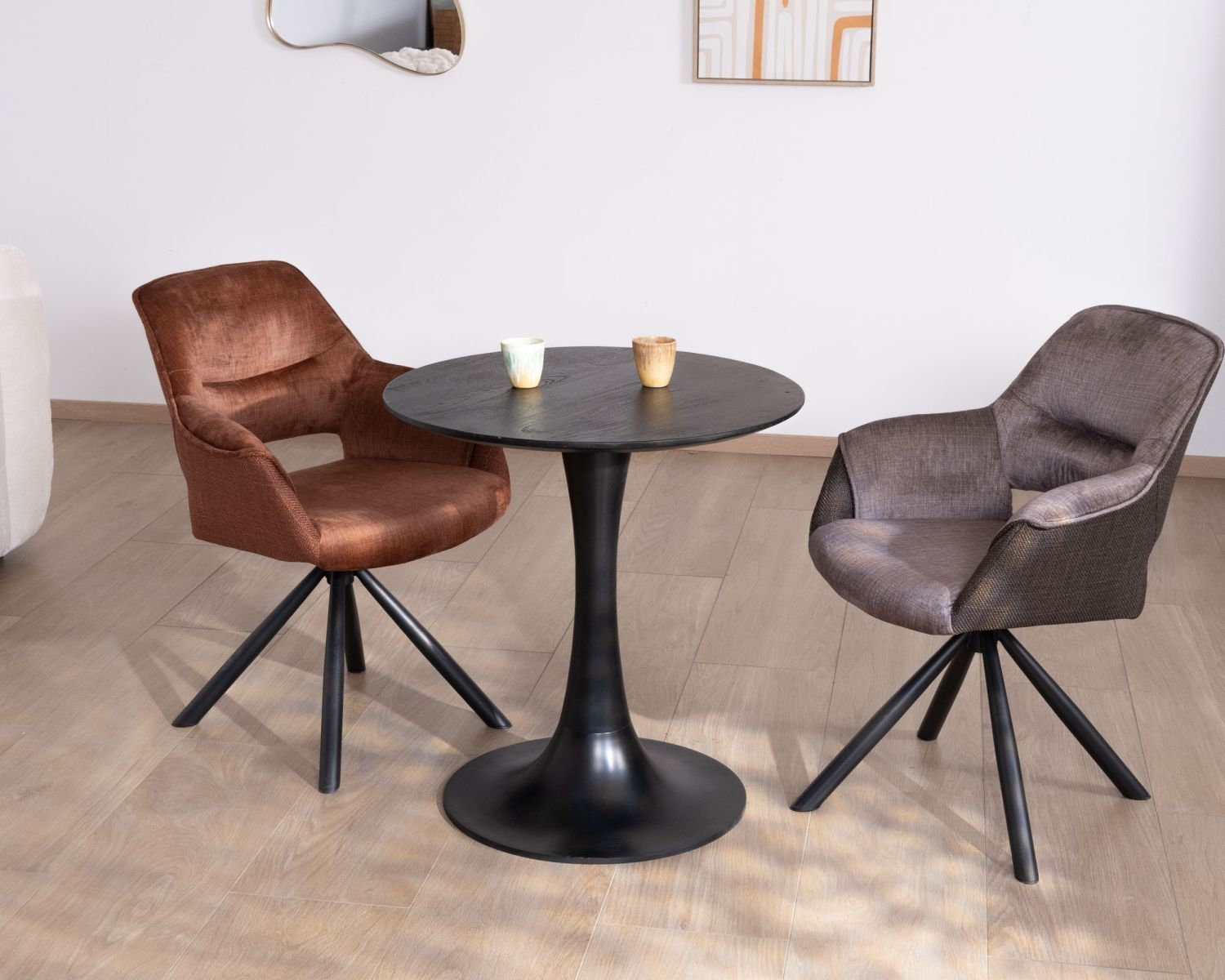 Tavolo rotondo "Piccadilly" in legno di mango nero con base a tulipano, diametro 70 cm