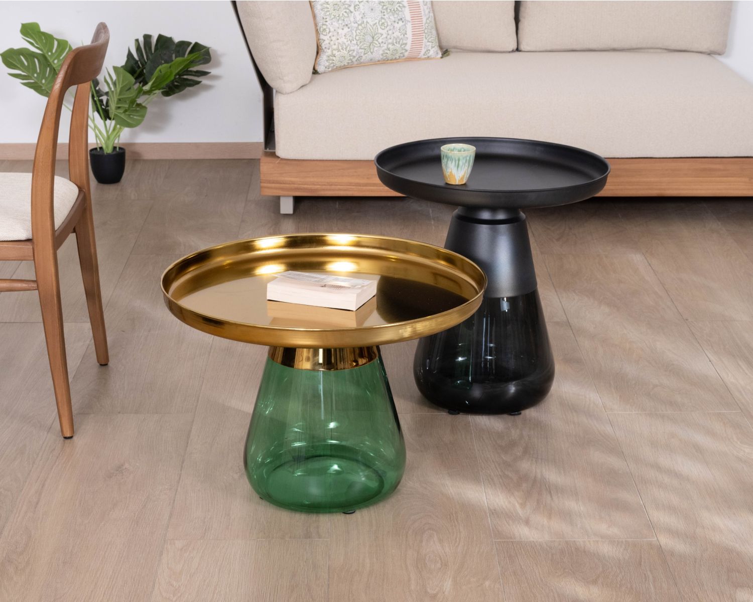 Set di due tavolini rotondi in vetro colorato con piani in metallo "Cyléa"
