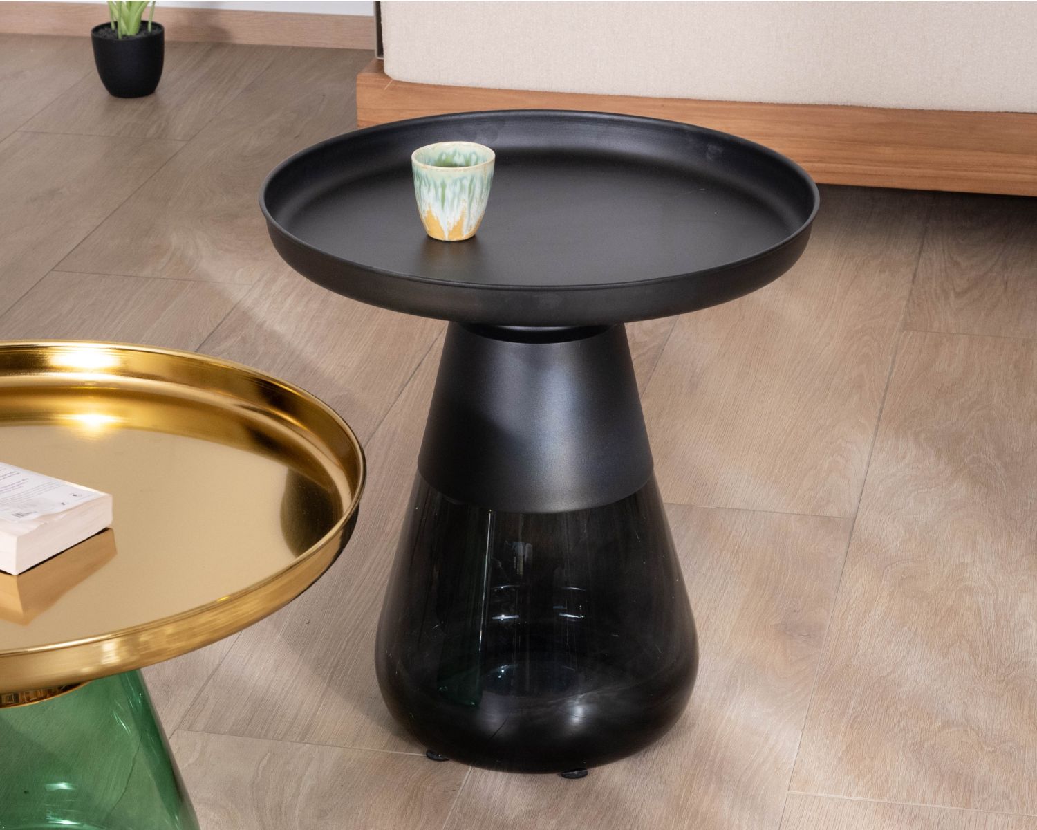 Set di due tavolini rotondi in vetro colorato con piani in metallo "Cyléa"
