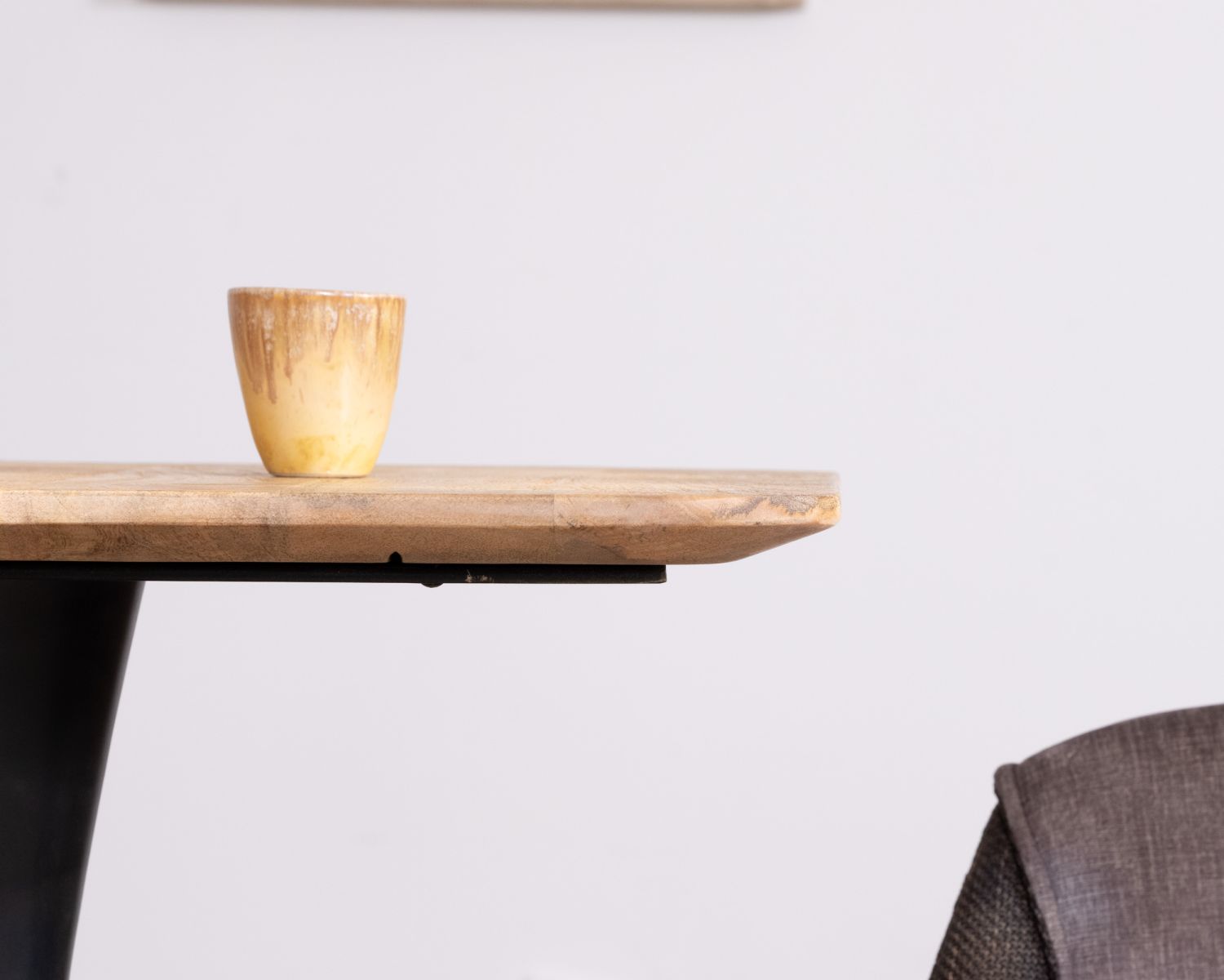 Tavolo quadrato da 90 cm in stile bistrot "Piccadilly" in acacia con gamba a tulipano in metallo