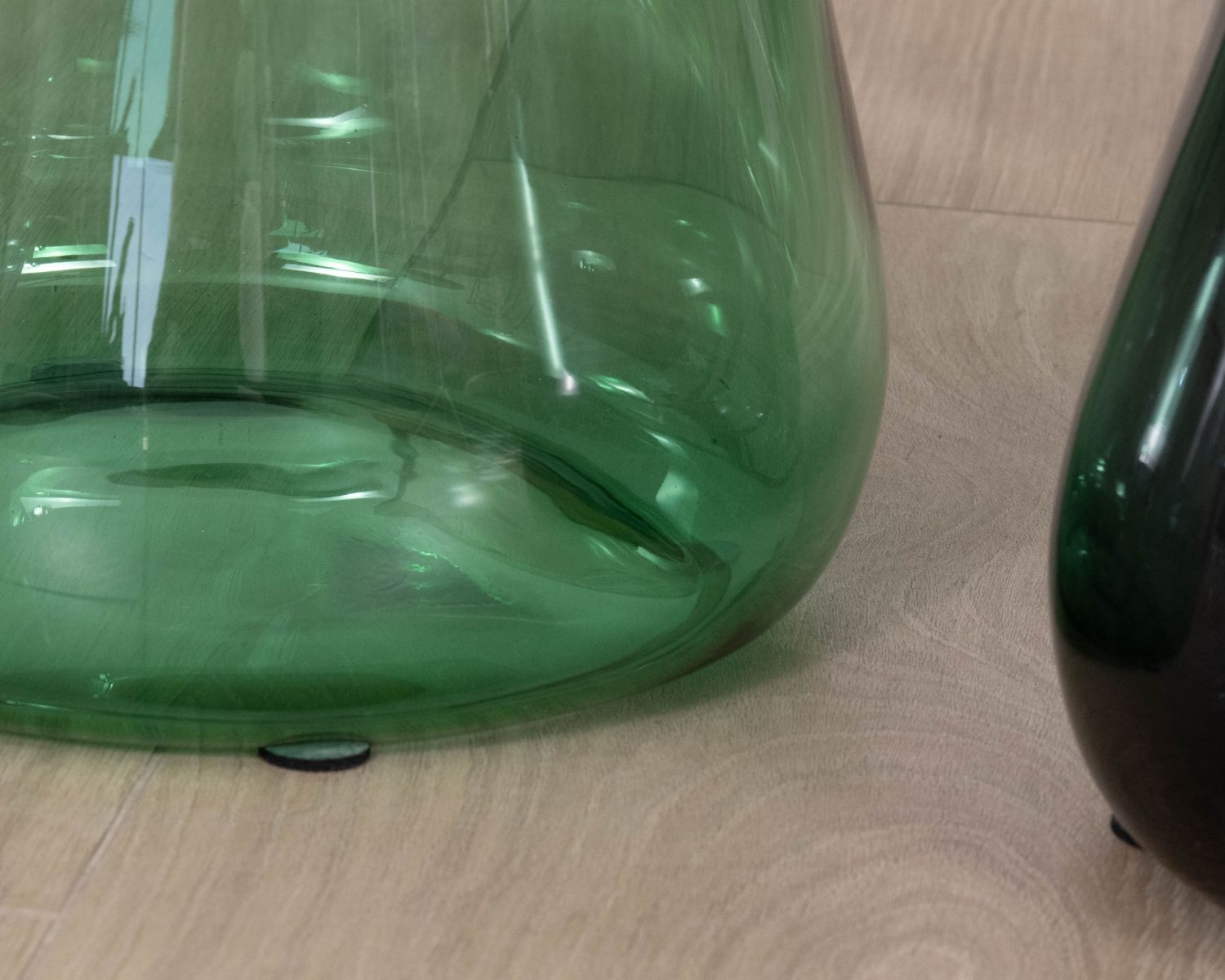 Set di due tavolini rotondi in vetro colorato con piani in metallo "Cyléa"