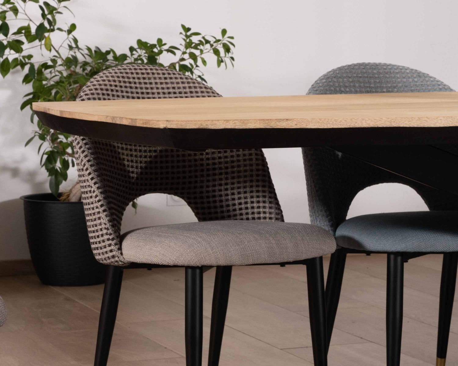 Tavolo rettangolare in mango massiccio da 200 cm con bordi smussati neri e gambe in metallo 3D "Pisa"