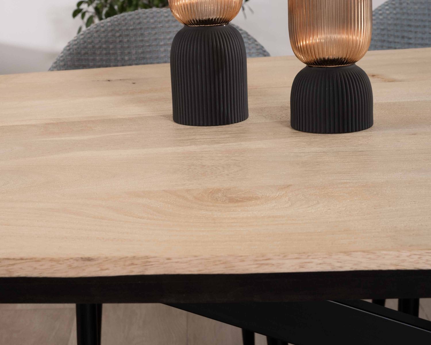 Tavolo rettangolare in mango massiccio da 200 cm con bordi smussati neri e gambe in metallo 3D "Pisa"