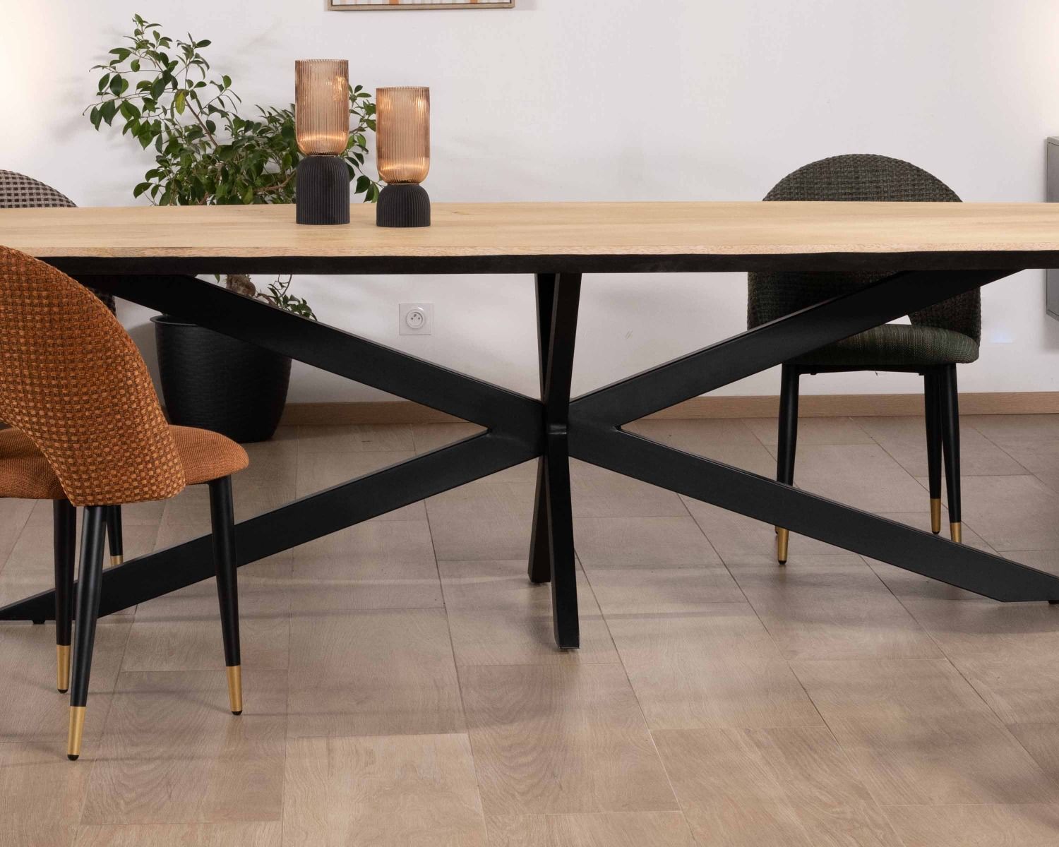 Tavolo rettangolare in mango massiccio da 200 cm con bordi smussati neri e gambe in metallo 3D "Pisa"