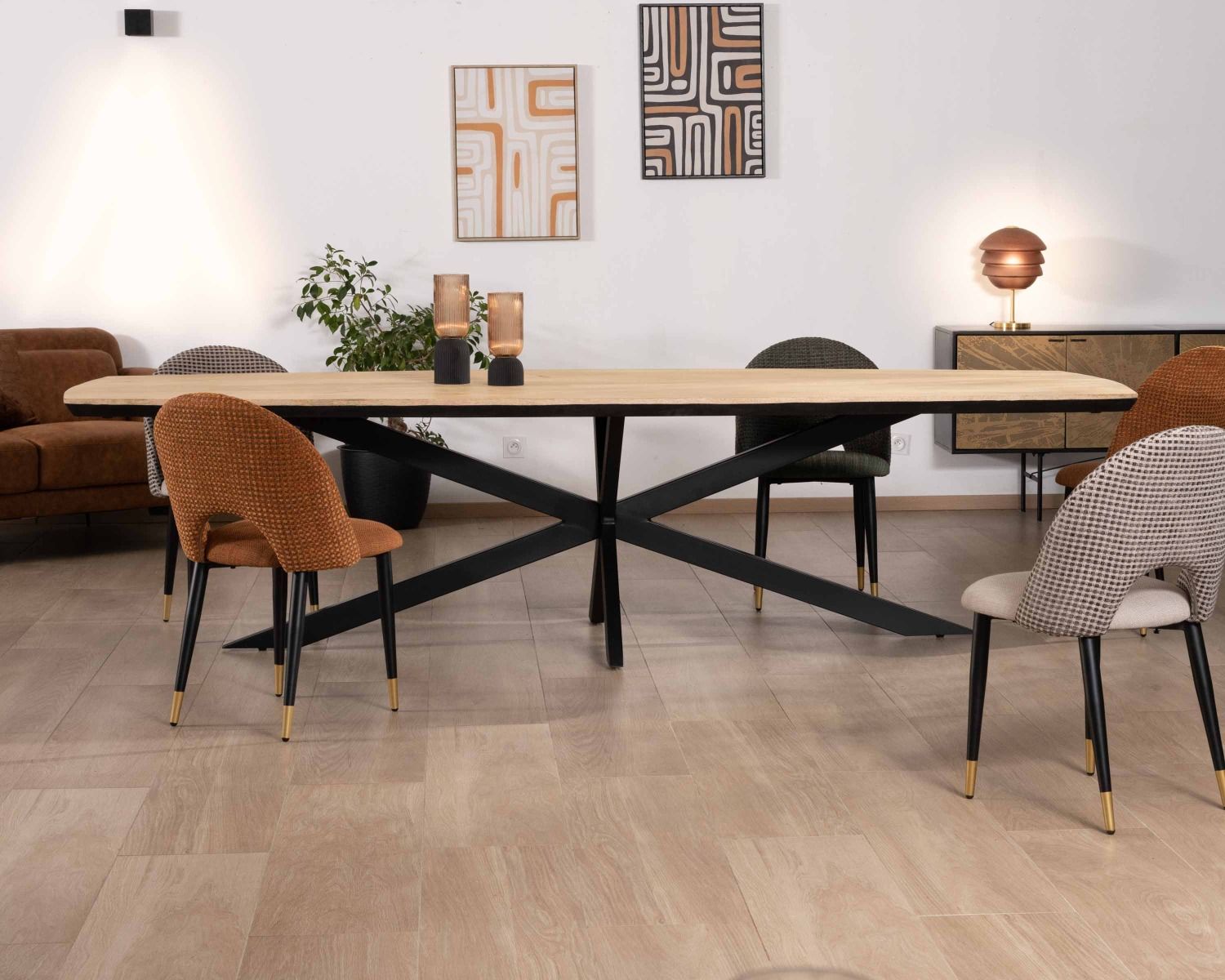 Tavolo rettangolare in mango massiccio da 200 cm con bordi smussati neri e gambe in metallo 3D "Pisa"