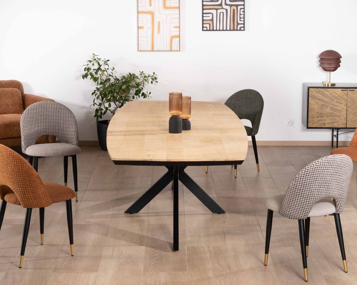 Tavolo rettangolare in mango massiccio da 200 cm con bordi smussati neri e gambe in metallo 3D "Pisa"