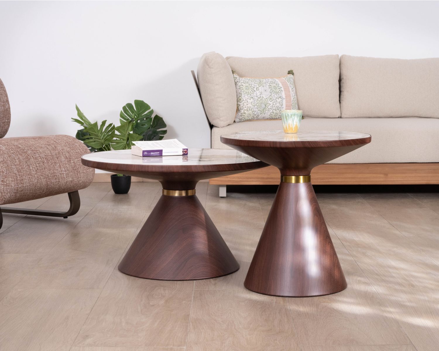 Set di 2 tavolini rotondi in stile retrò con piano in ceramica bianca effetto marmo “Cyléa” e base effetto noce
