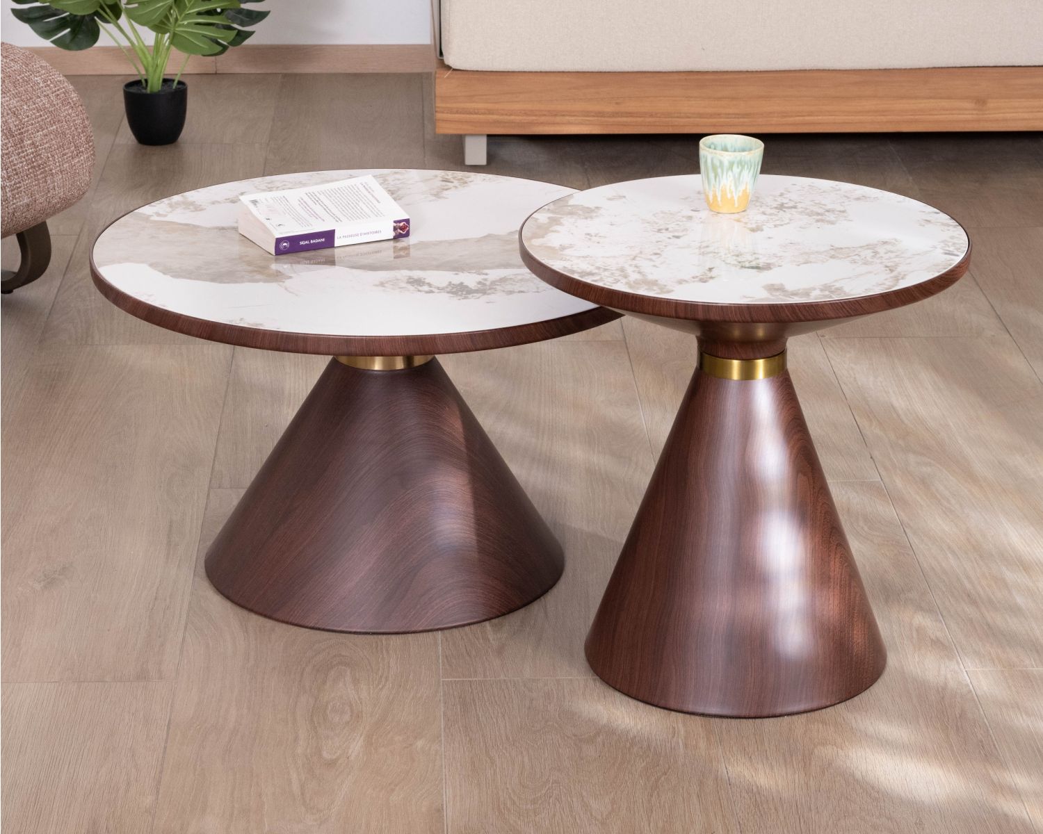 Set di 2 tavolini rotondi in stile retrò con piano in ceramica bianca effetto marmo “Cyléa” e base effetto noce