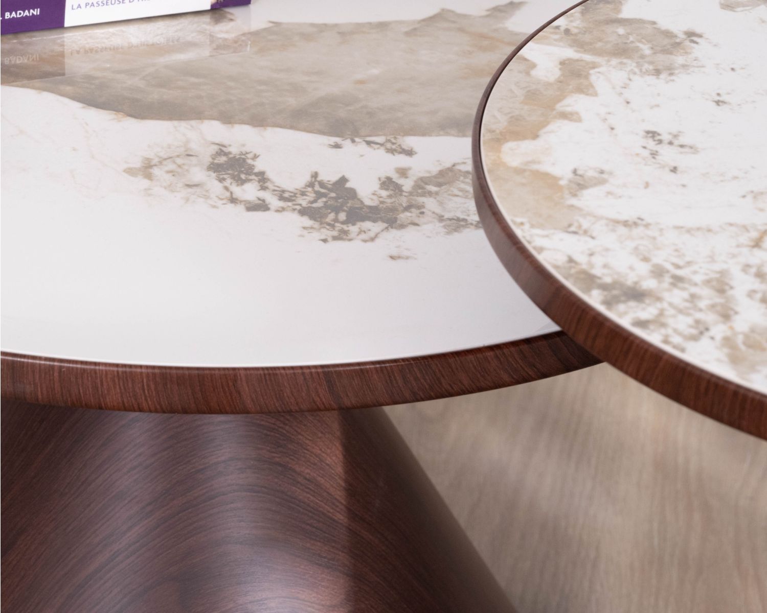 Set di 2 tavolini rotondi in stile retrò con piano in ceramica bianca effetto marmo “Cyléa” e base effetto noce