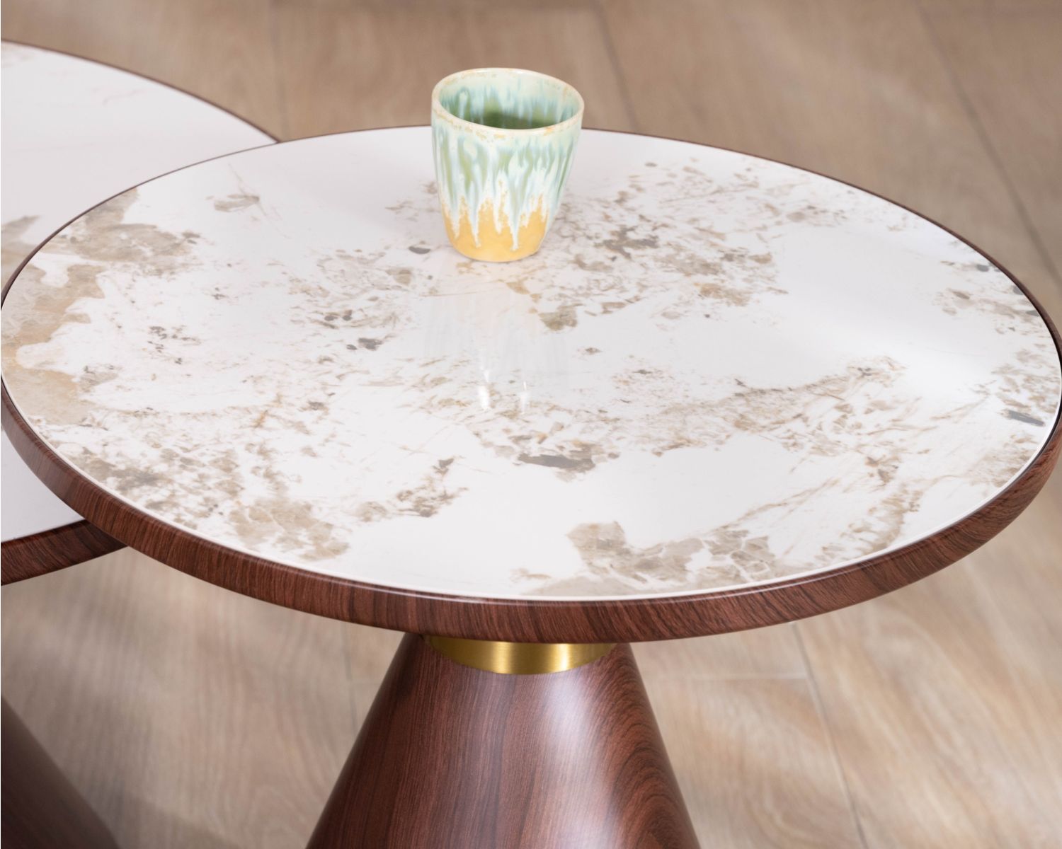 Set di 2 tavolini rotondi in stile retrò con piano in ceramica bianca effetto marmo “Cyléa” e base effetto noce