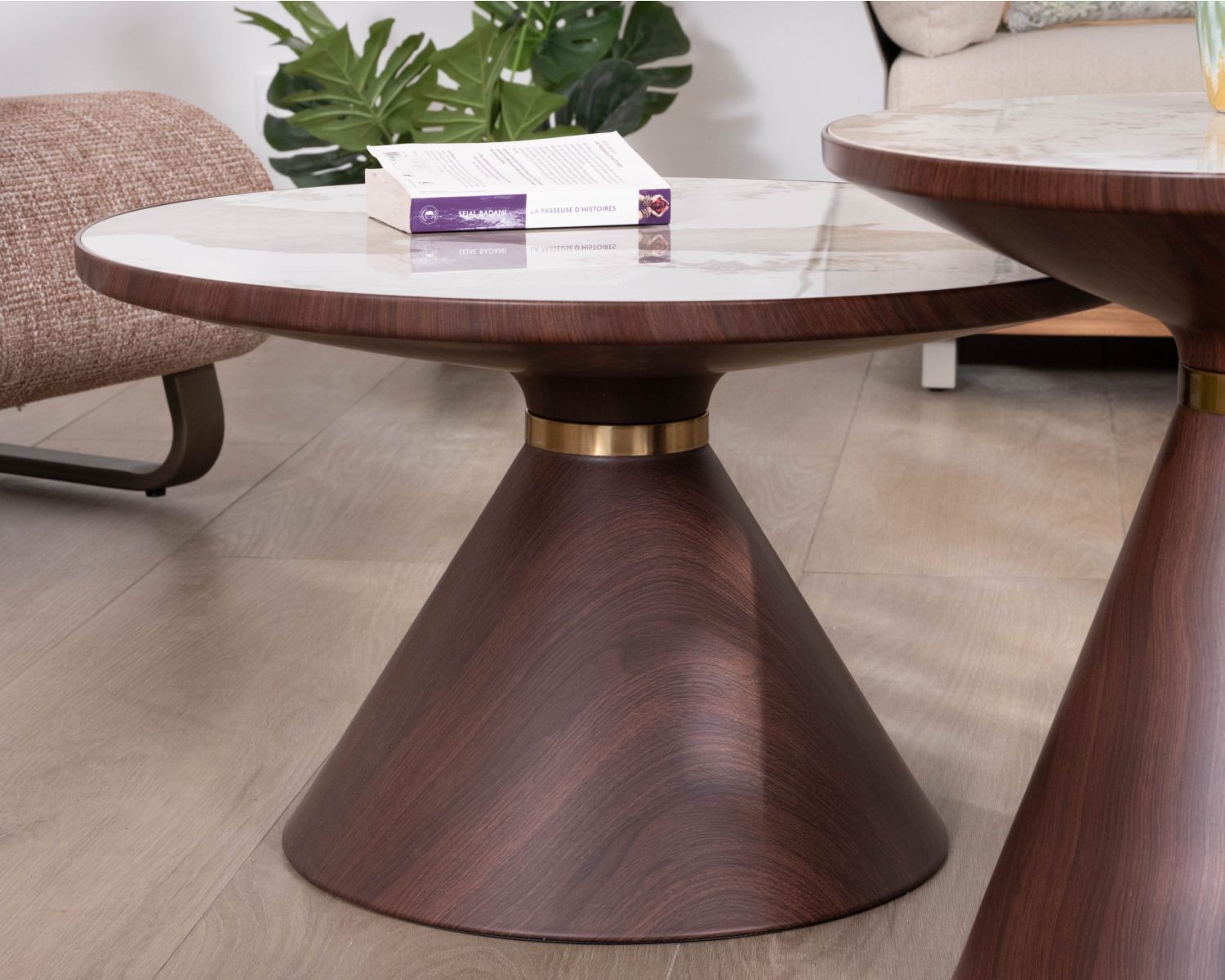 Set di 2 tavolini rotondi in stile retrò con piano in ceramica bianca effetto marmo “Cyléa” e base effetto noce