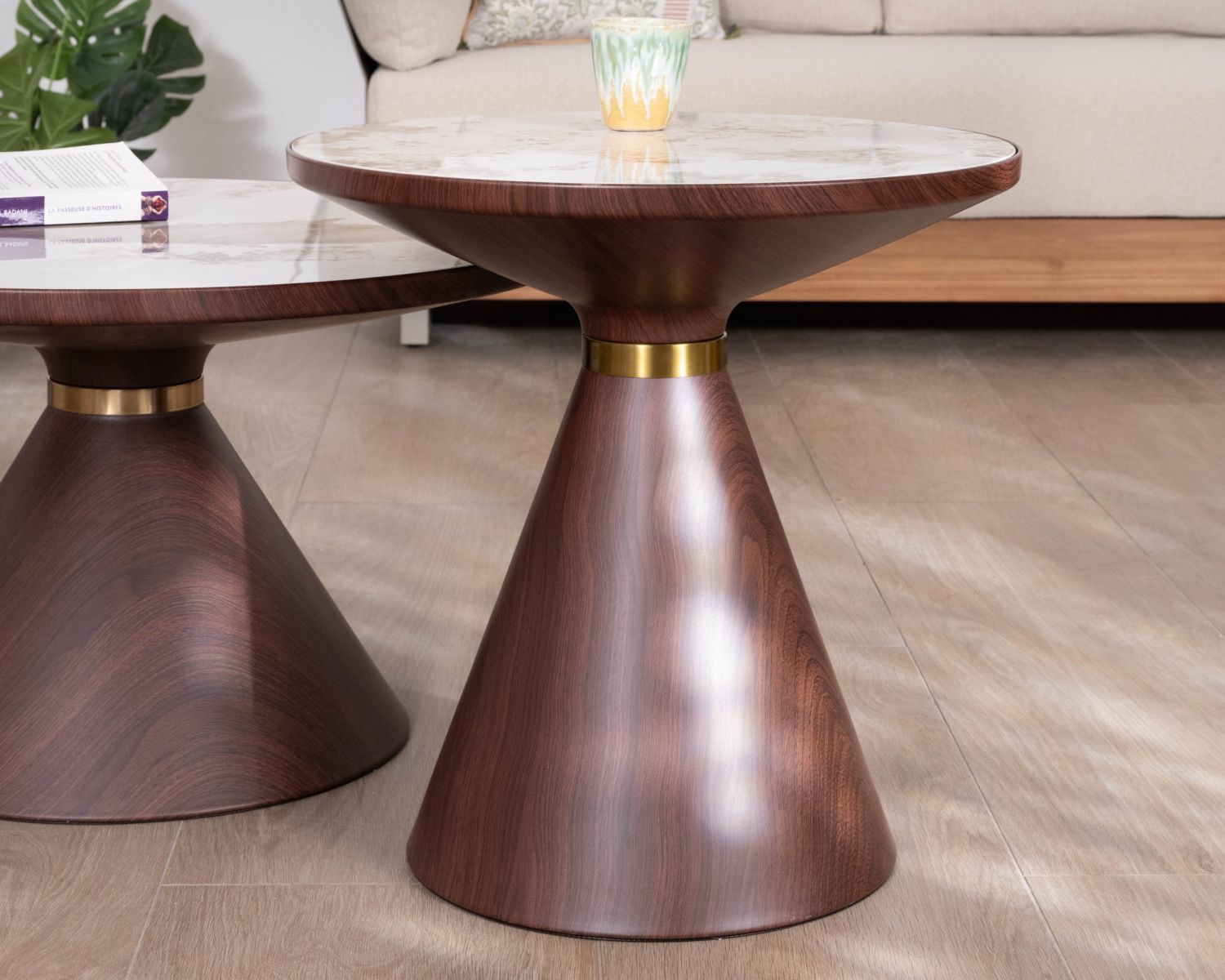 Set di 2 tavolini rotondi in stile retrò con piano in ceramica bianca effetto marmo “Cyléa” e base effetto noce