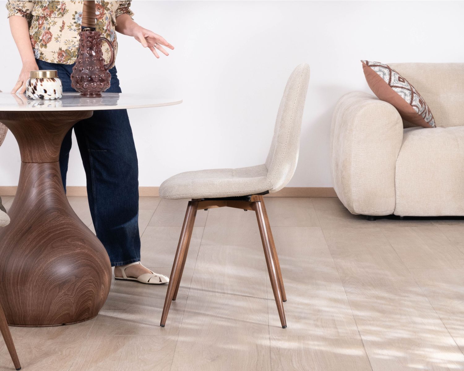 Set di 4 sedie girevoli in stile retrò-contemporaneo "Noma" in tessuto greige melange, con gambe in finitura noce
