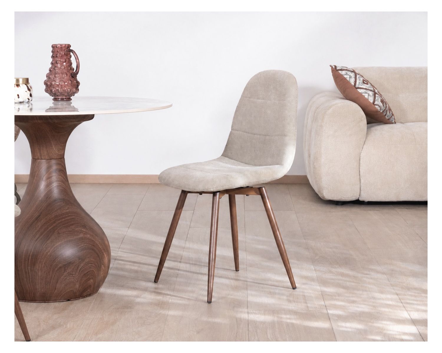 Set di 4 sedie girevoli in stile retrò-contemporaneo "Noma" in tessuto greige melange, con gambe in finitura noce