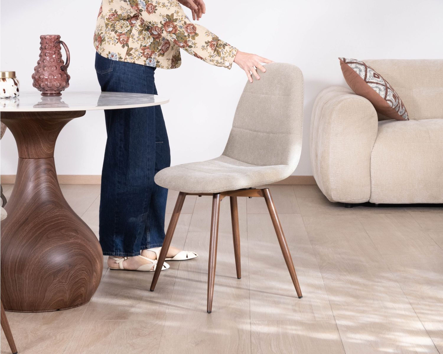 Set di 4 sedie girevoli in stile retrò-contemporaneo "Noma" in tessuto greige melange, con gambe in finitura noce