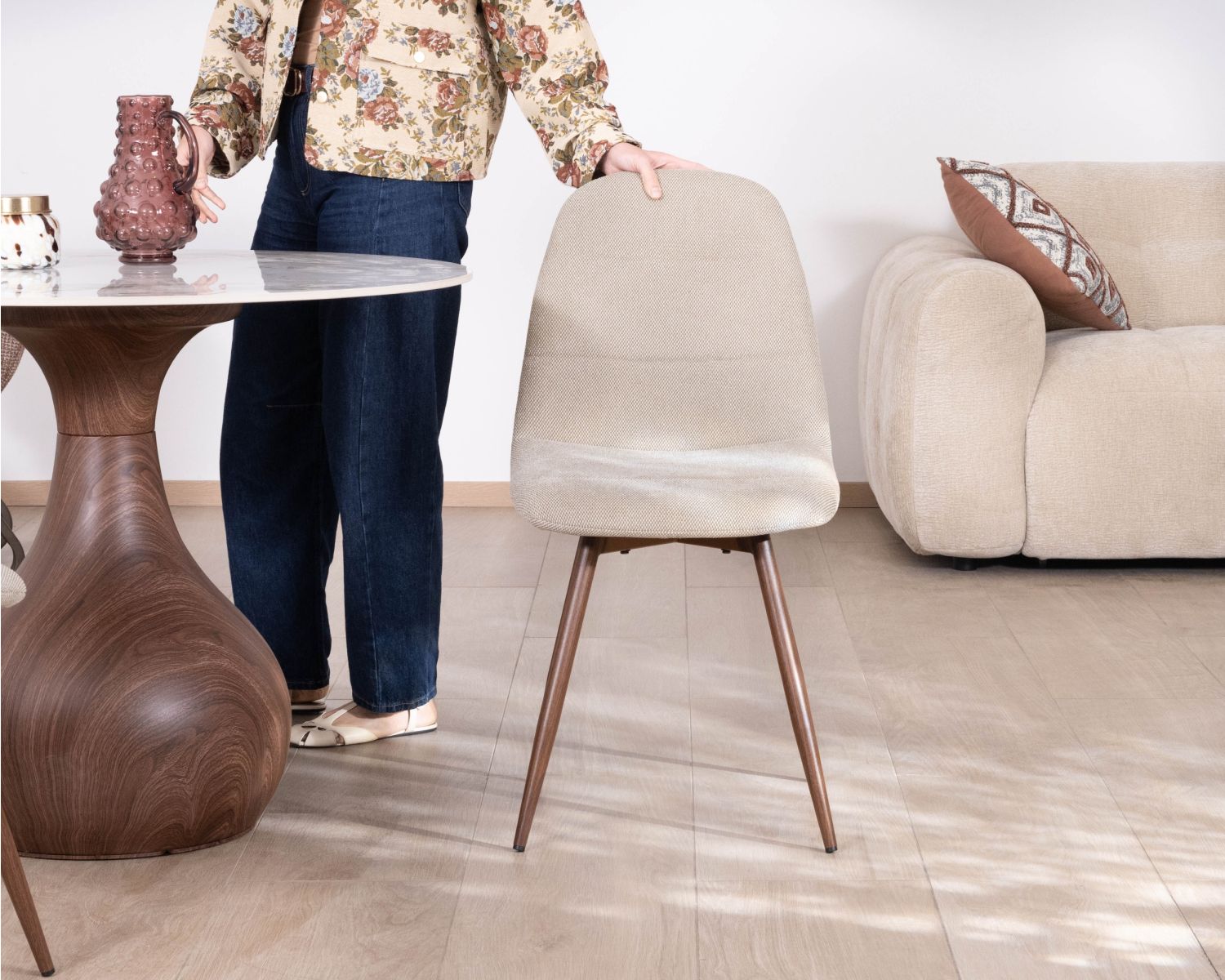 Set di 4 sedie girevoli in stile retrò-contemporaneo "Noma" in tessuto greige melange, con gambe in finitura noce
