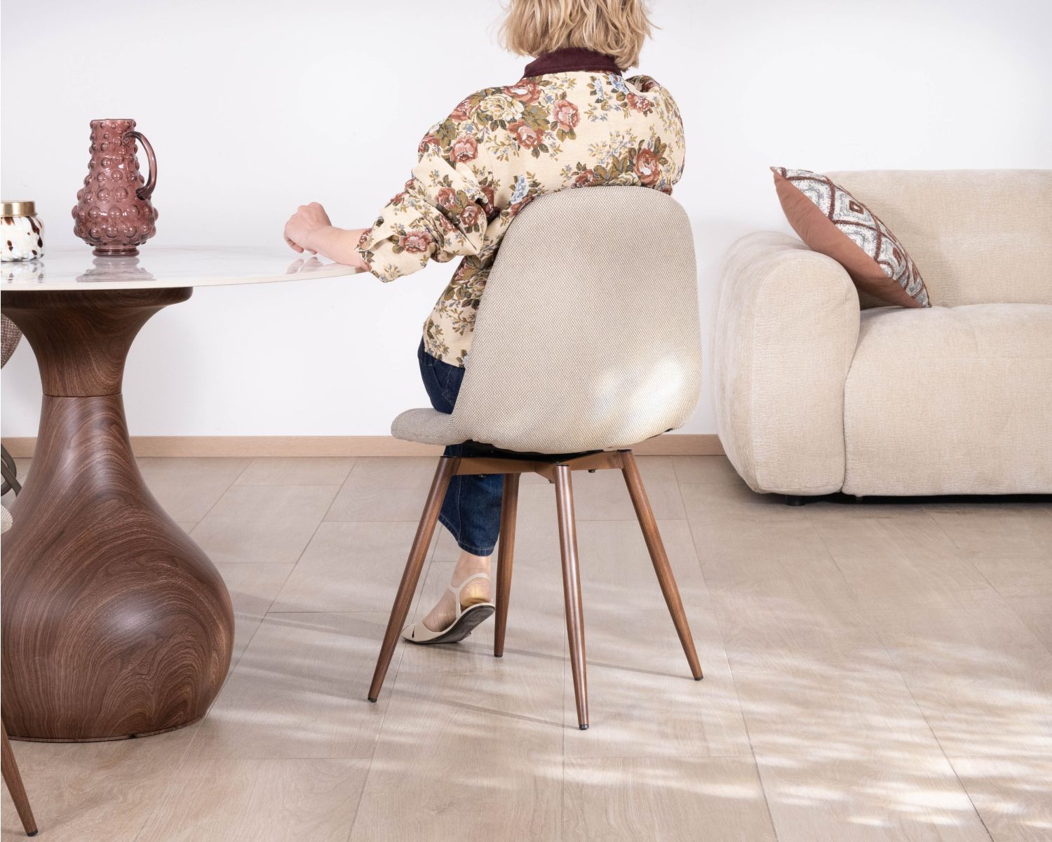 Set di 4 sedie girevoli in stile retrò-contemporaneo "Noma" in tessuto greige melange, con gambe in finitura noce