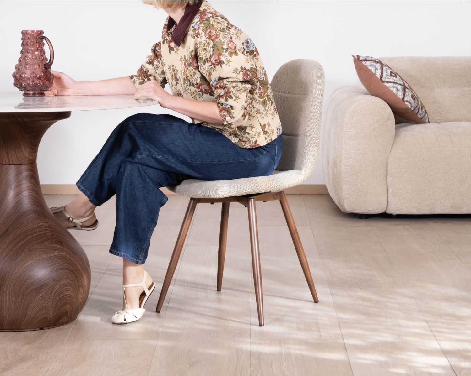 Set di 4 sedie girevoli in stile retrò-contemporaneo "Noma" in tessuto greige melange, con gambe in finitura noce