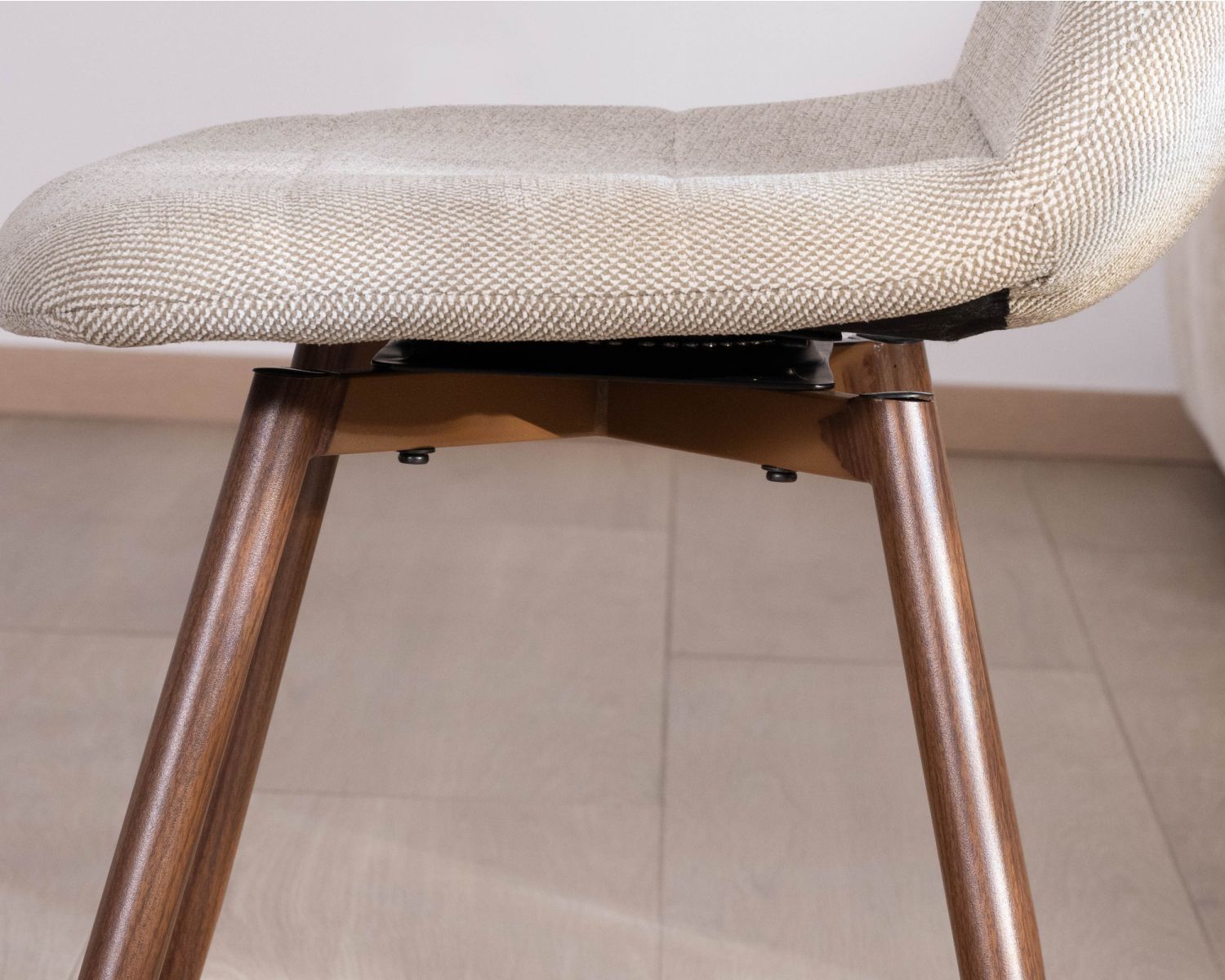 Set di 4 sedie girevoli in stile retrò-contemporaneo "Noma" in tessuto greige melange, con gambe in finitura noce