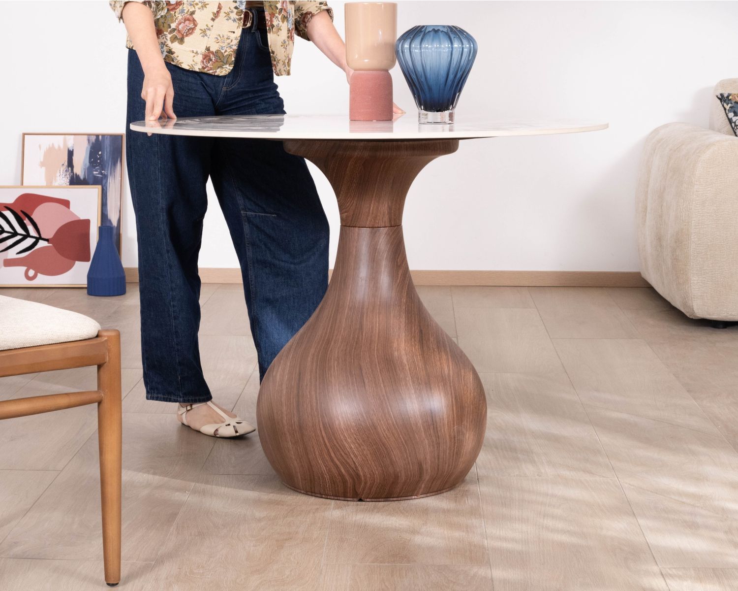 Tavolo da pranzo in stile scandinavo con piano rotondo in ceramica “Cyléa” e base effetto legno