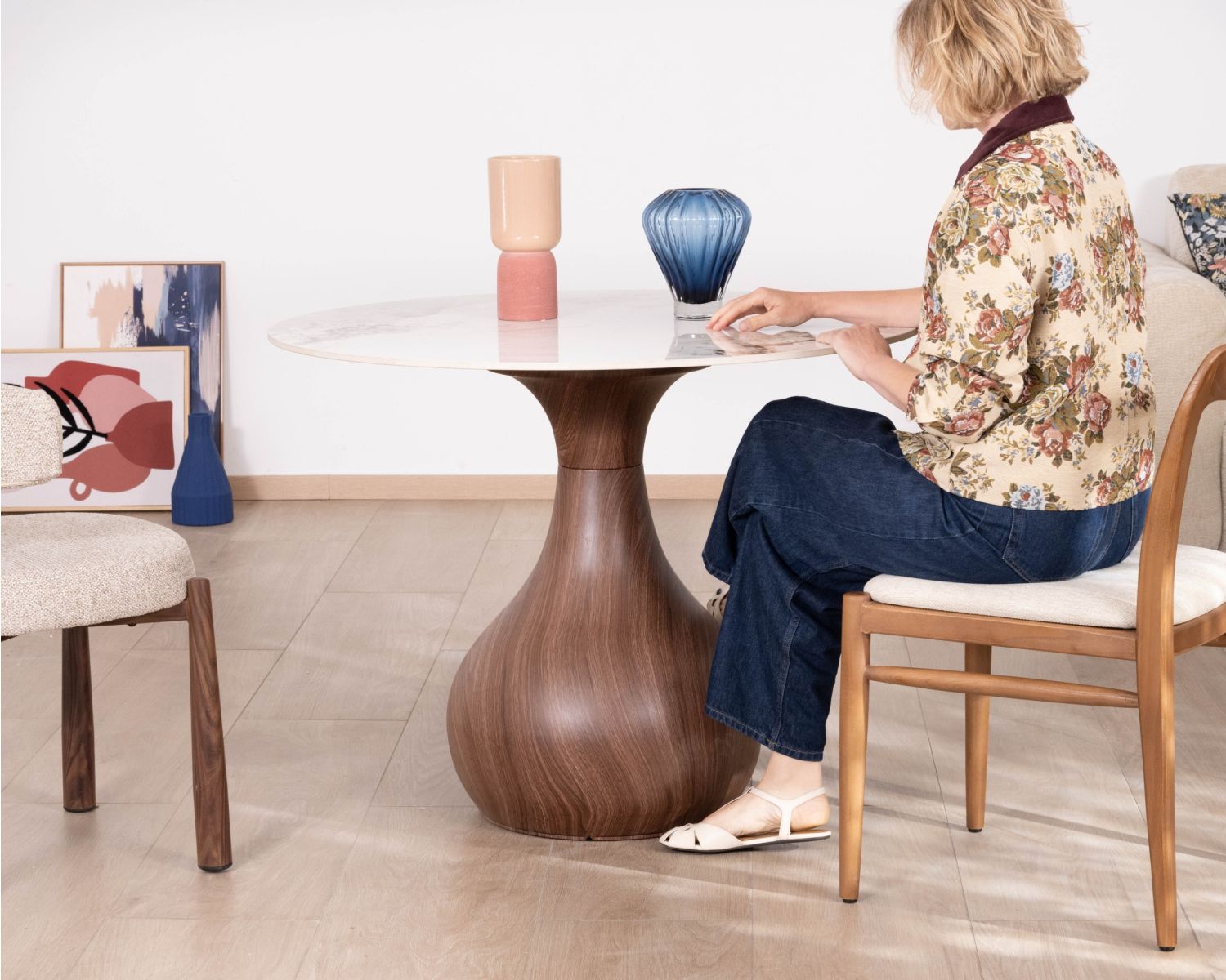 Tavolo da pranzo in stile scandinavo con piano rotondo in ceramica “Cyléa” e base effetto legno