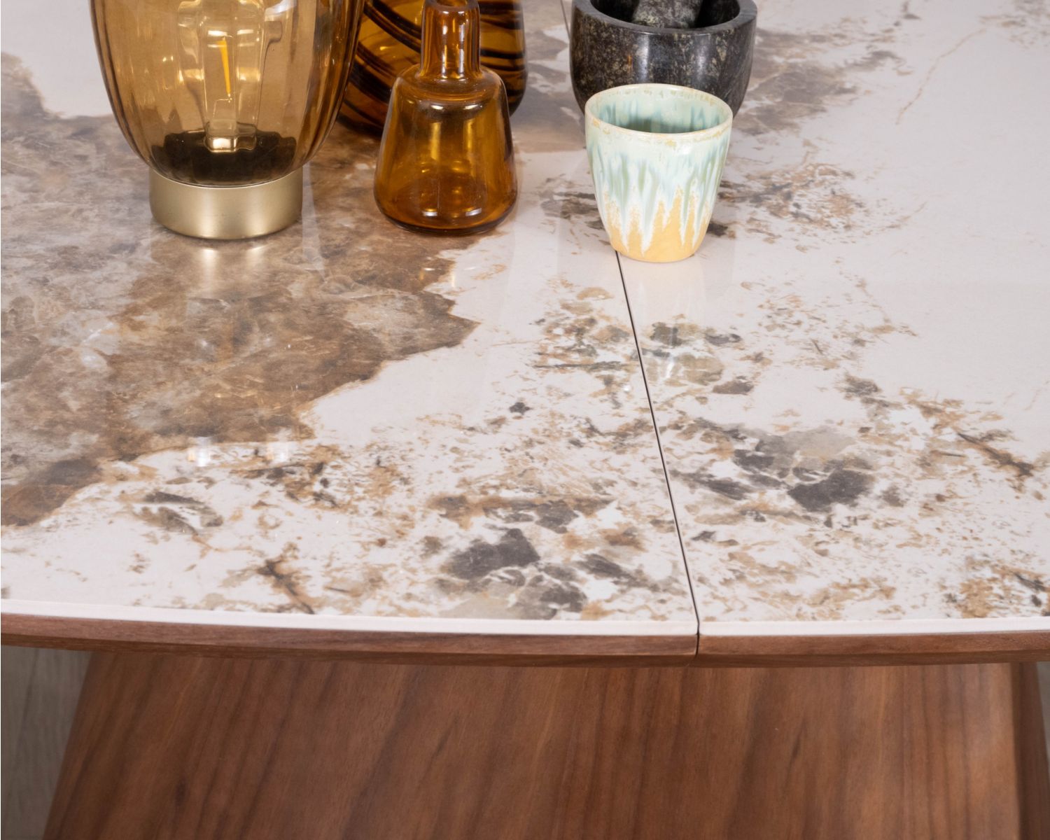 Table de repas extensible 160-200 cm plateau céramique effet pierre naturelle "Oria" piètement aspect noyer
