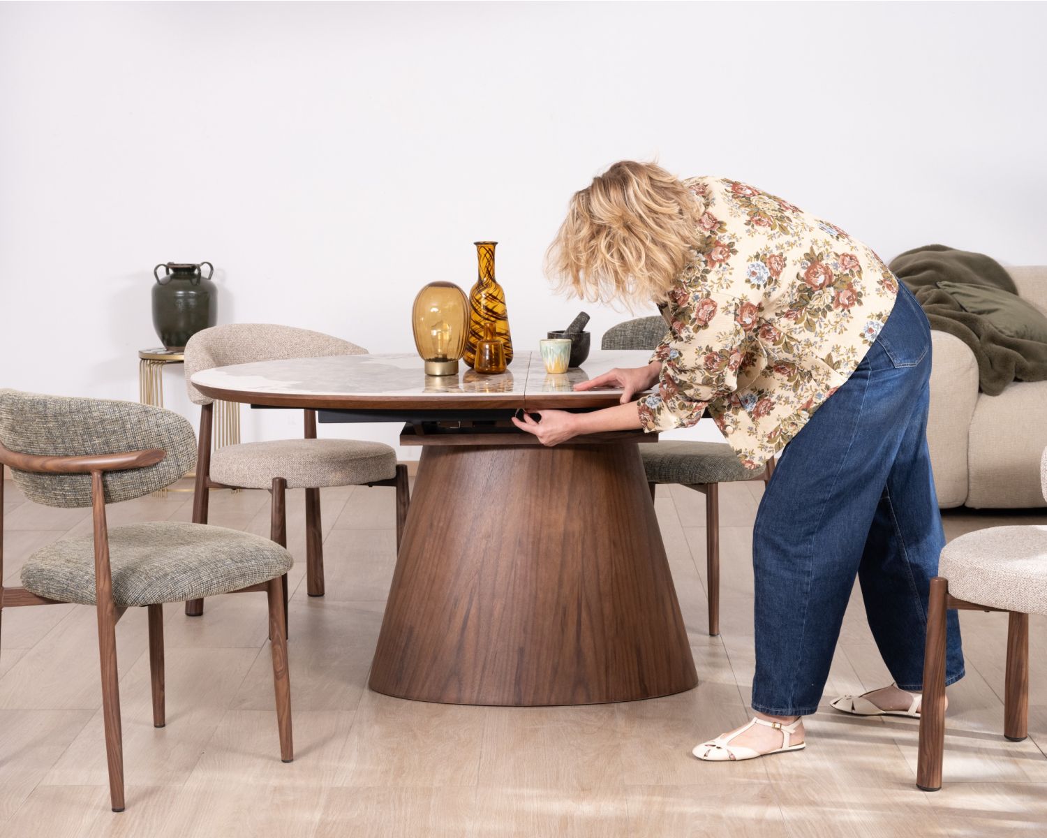 Table de repas extensible 160-200 cm plateau céramique effet pierre naturelle "Oria" piètement aspect noyer