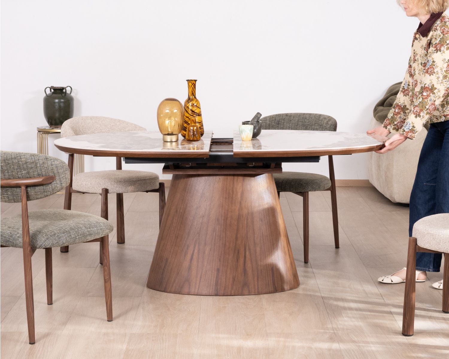 Table de repas extensible 160-200 cm plateau céramique effet pierre naturelle "Oria" piètement aspect noyer