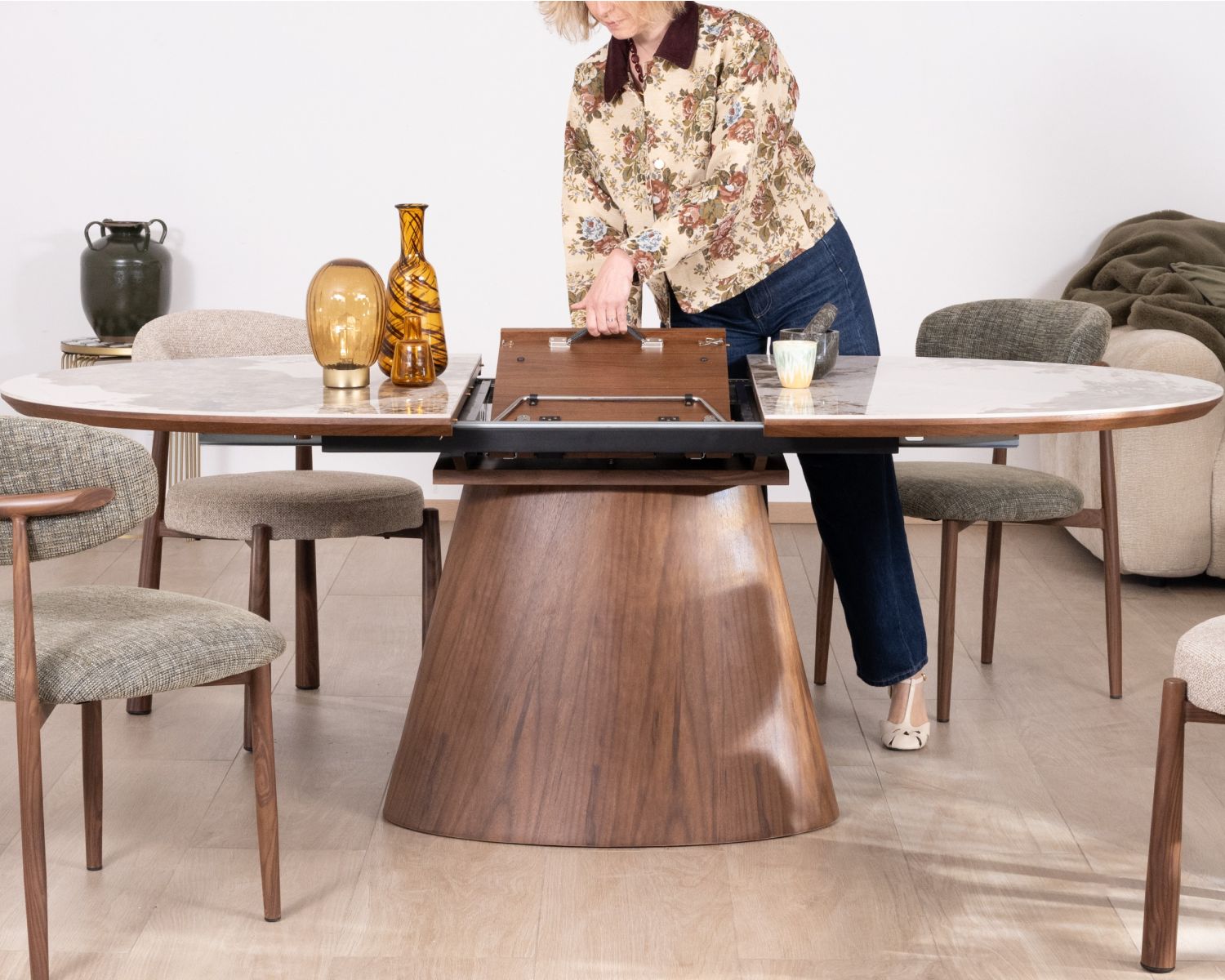 Table de repas extensible 160-200 cm plateau céramique effet pierre naturelle "Oria" piètement aspect noyer