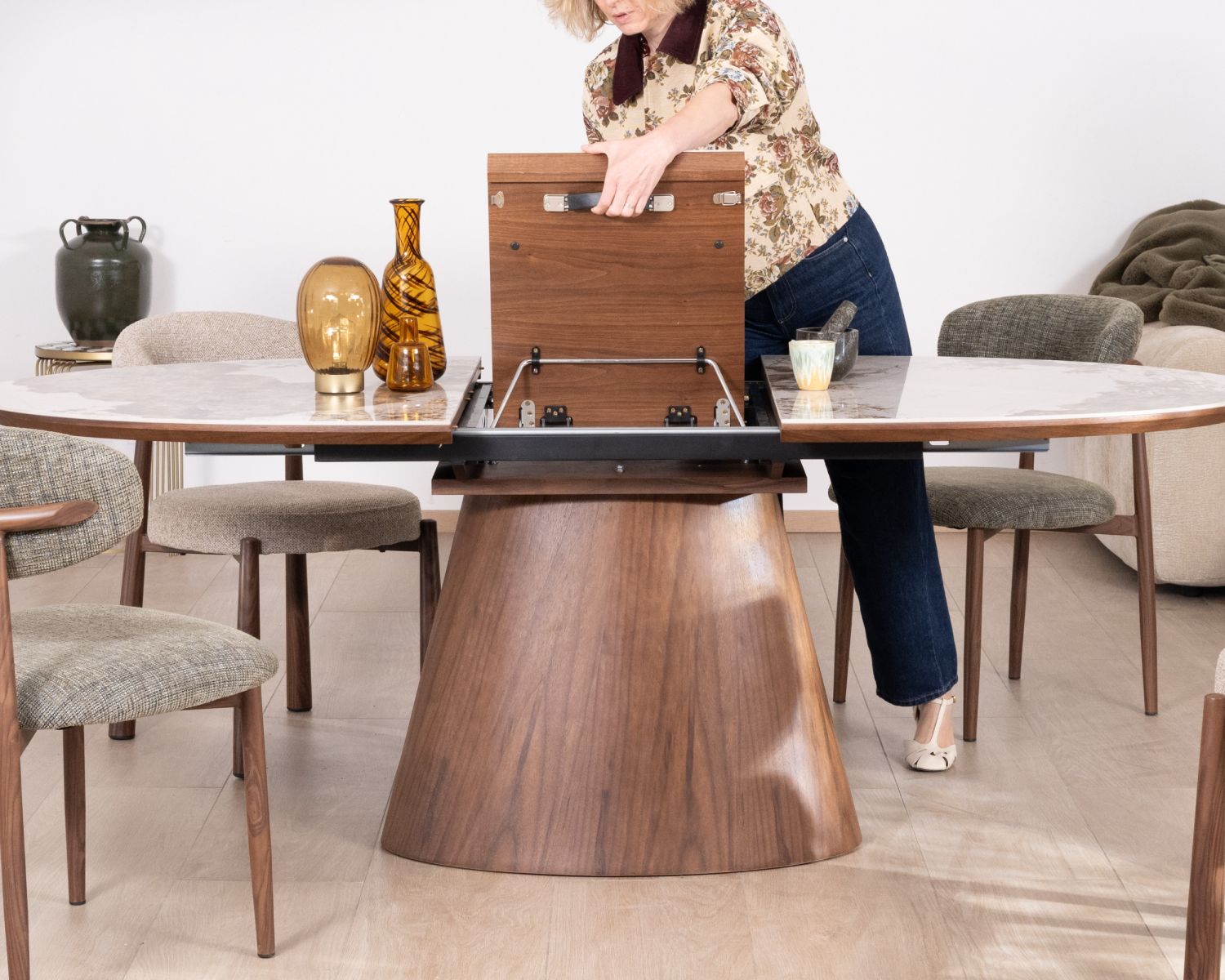 Table de repas extensible 160-200 cm plateau céramique effet pierre naturelle "Oria" piètement aspect noyer