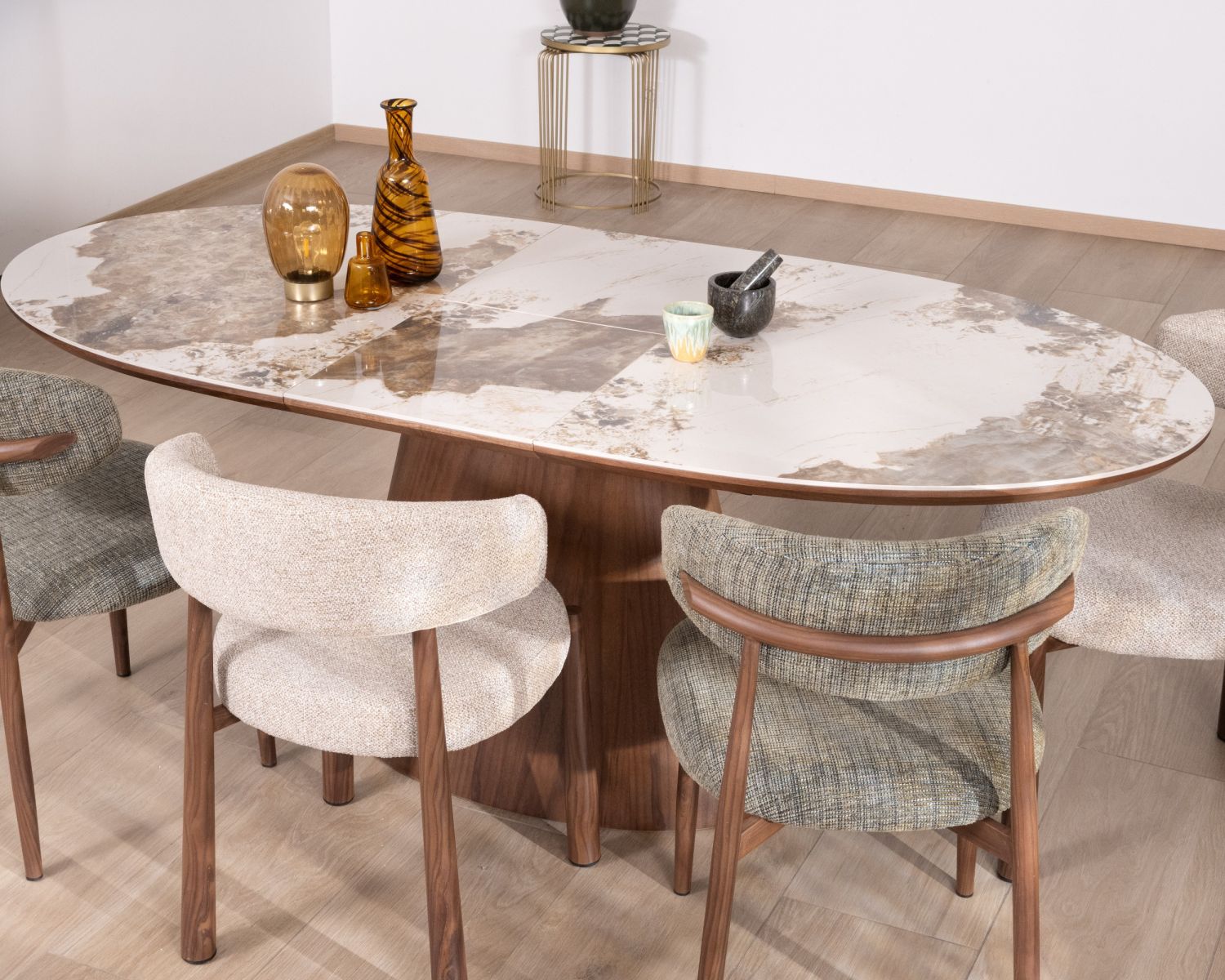 Table de repas extensible 160-200 cm plateau céramique effet pierre naturelle "Oria" piètement aspect noyer