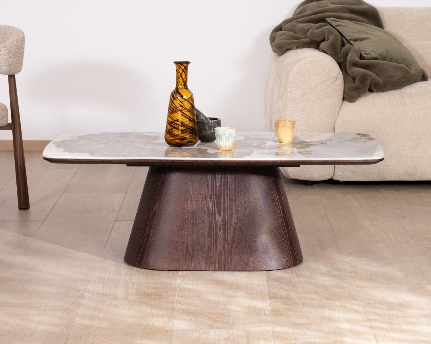 Tavolino con piano in ceramica effetto pietra naturale “Oria” e base centrale effetto wengé