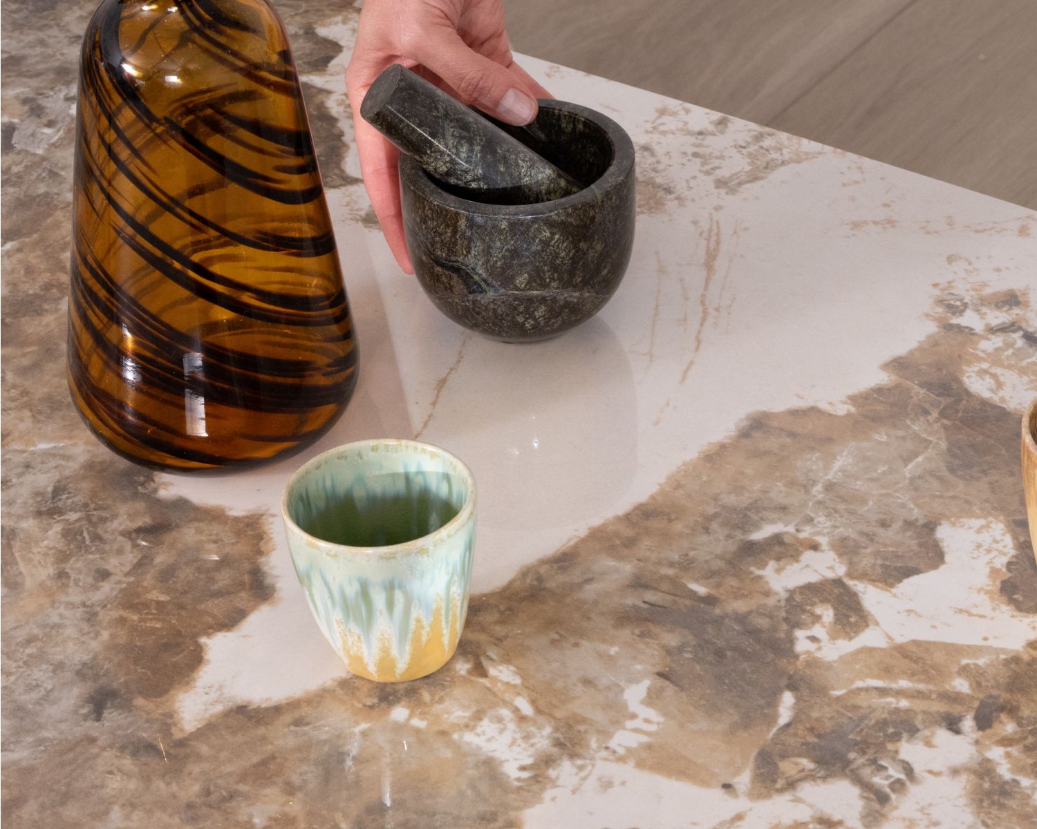 Tavolino con piano in ceramica effetto pietra naturale “Oria” e base centrale effetto wengé