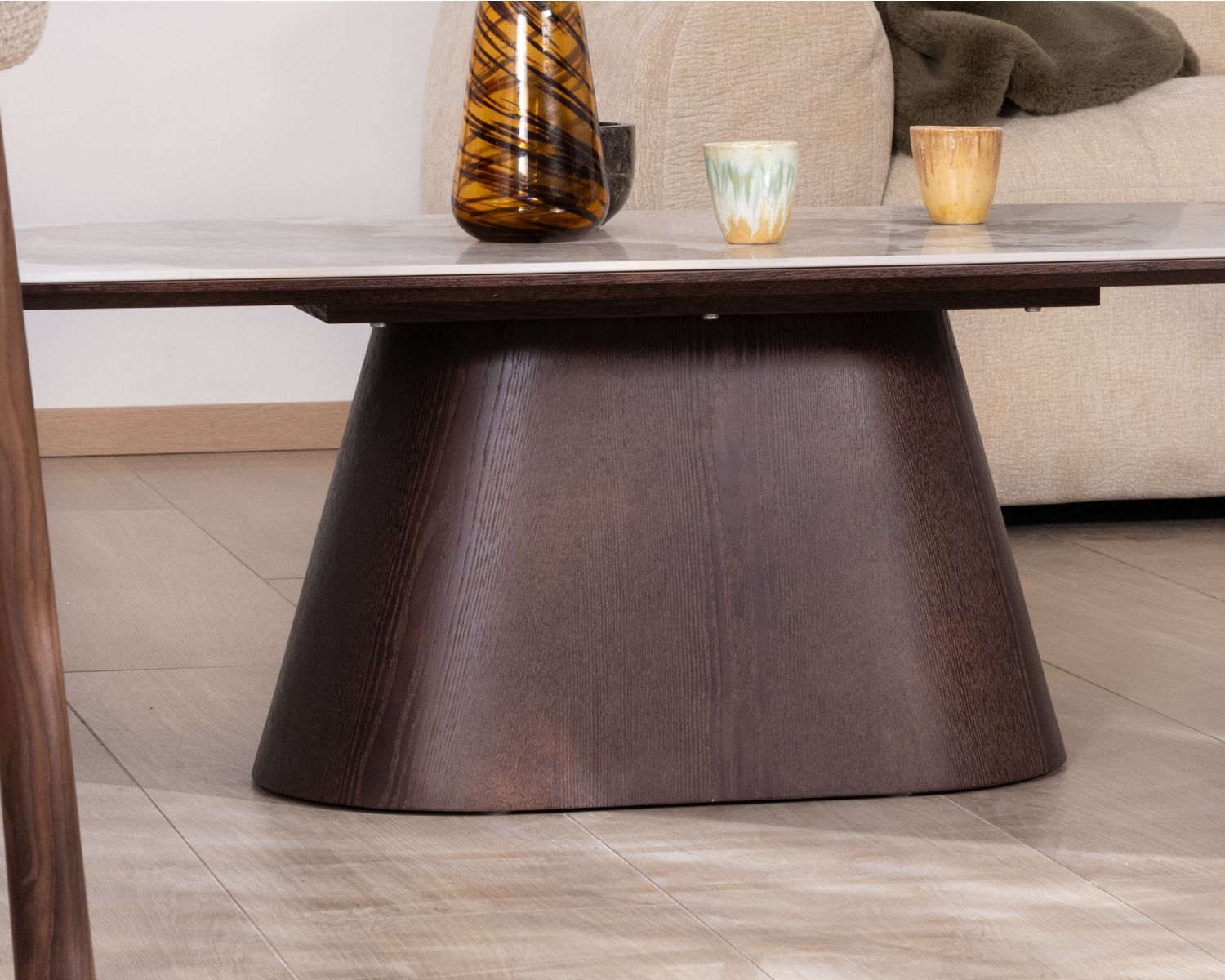 Tavolino con piano in ceramica effetto pietra naturale “Oria” e base centrale effetto wengé