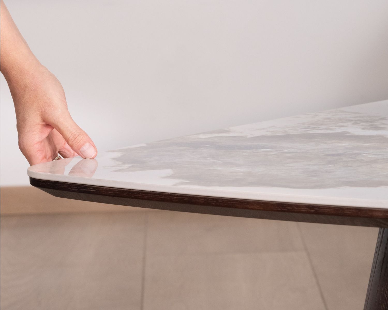 Tavolino con piano in ceramica effetto pietra naturale “Oria” e base centrale effetto wengé
