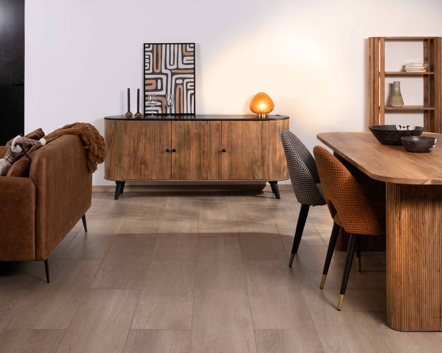 Credenza retrò a 3 ante in acacia massiccia con piano e gambe "Boogie" neri